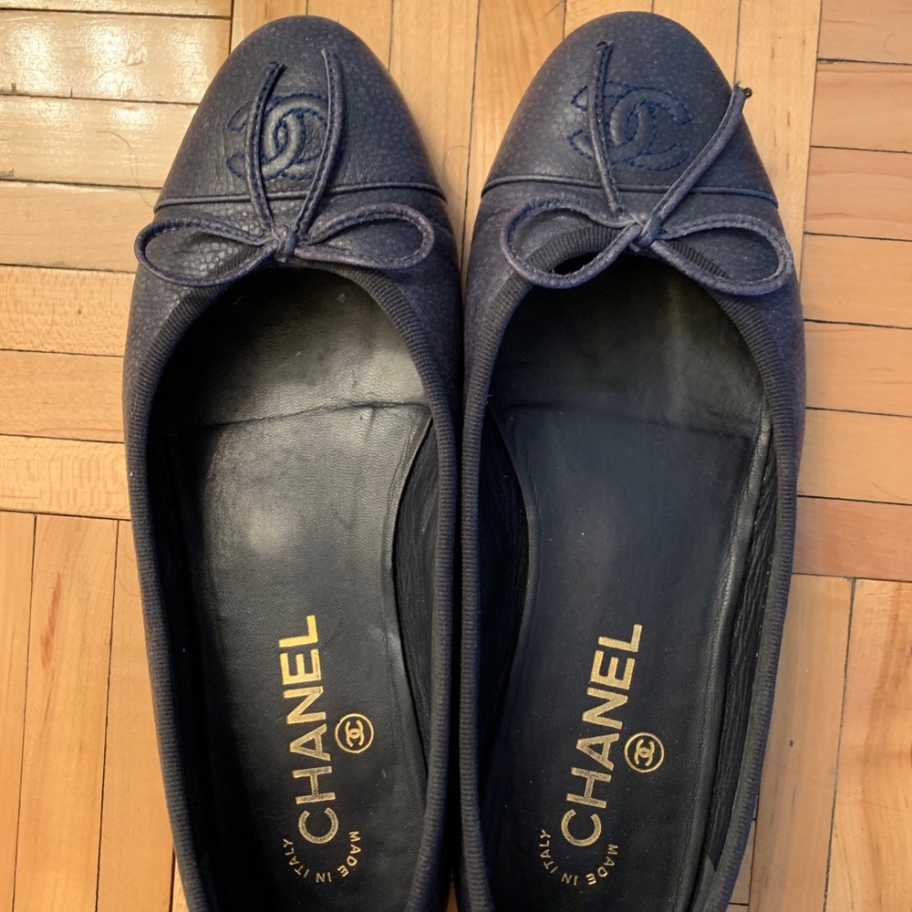Lightly worn Navy leather Chanel ballet flats